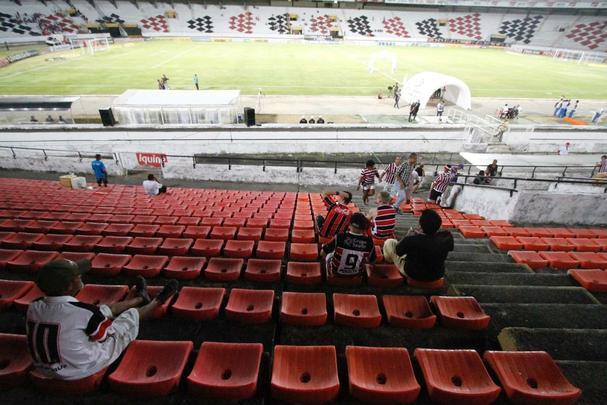 Rebaixado  Serie C na rodada anterior, o Santa Cruz enfrentou o Paran com o Arruda s moscas na noite desta tera-feira