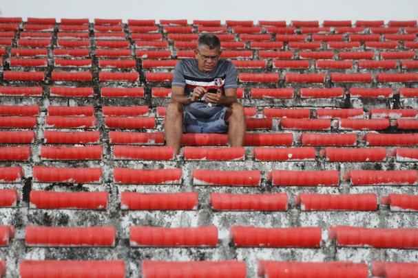 Rebaixado  Serie C na rodada anterior, o Santa Cruz enfrentou o Paran com o Arruda s moscas na noite desta tera-feira