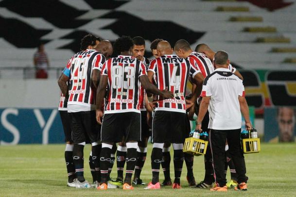 Rebaixado  Serie C na rodada anterior, o Santa Cruz enfrentou o Paran com o Arruda s moscas na noite desta tera-feira