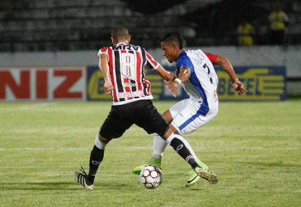 Rebaixado  Serie C na rodada anterior, o Santa Cruz enfrentou o Paran com o Arruda s moscas na noite desta tera-feira