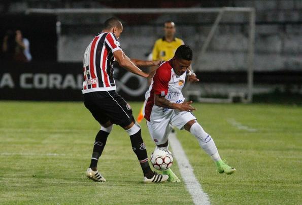 Rebaixado  Serie C na rodada anterior, o Santa Cruz enfrentou o Paran com o Arruda s moscas na noite desta tera-feira