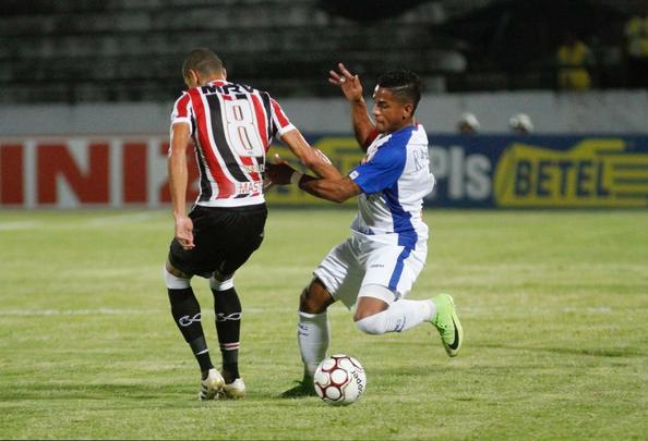 Rebaixado  Serie C na rodada anterior, o Santa Cruz enfrentou o Paran com o Arruda s moscas na noite desta tera-feira