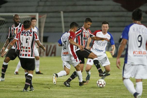 Rebaixado  Serie C na rodada anterior, o Santa Cruz enfrentou o Paran com o Arruda s moscas na noite desta tera-feira