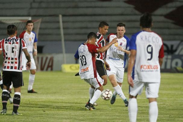 Rebaixado  Serie C na rodada anterior, o Santa Cruz enfrentou o Paran com o Arruda s moscas na noite desta tera-feira