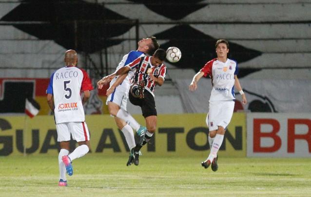 Rebaixado  Serie C na rodada anterior, o Santa Cruz enfrentou o Paran com o Arruda s moscas na noite desta tera-feira