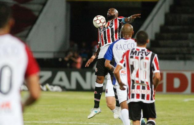 Rebaixado  Serie C na rodada anterior, o Santa Cruz enfrentou o Paran com o Arruda s moscas na noite desta tera-feira