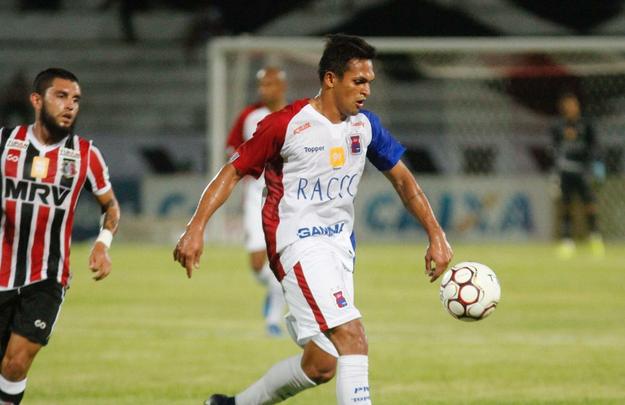 Rebaixado  Serie C na rodada anterior, o Santa Cruz enfrentou o Paran com o Arruda s moscas na noite desta tera-feira