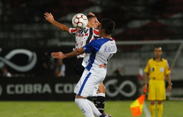 Rebaixado  Serie C na rodada anterior, o Santa Cruz enfrentou o Paran com o Arruda s moscas na noite desta tera-feira