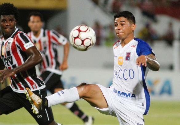 Rebaixado  Serie C na rodada anterior, o Santa Cruz enfrentou o Paran com o Arruda s moscas na noite desta tera-feira