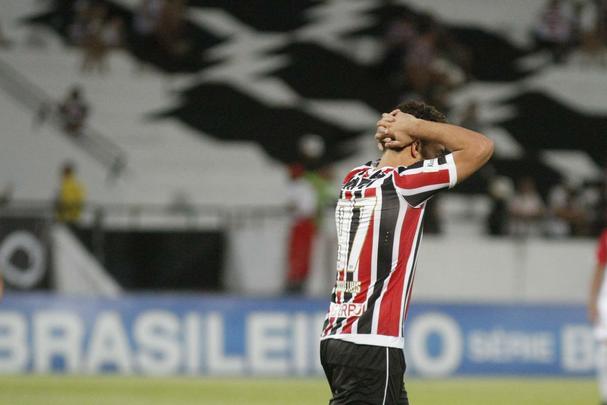 Rebaixado  Serie C na rodada anterior, o Santa Cruz enfrentou o Paran com o Arruda s moscas na noite desta tera-feira