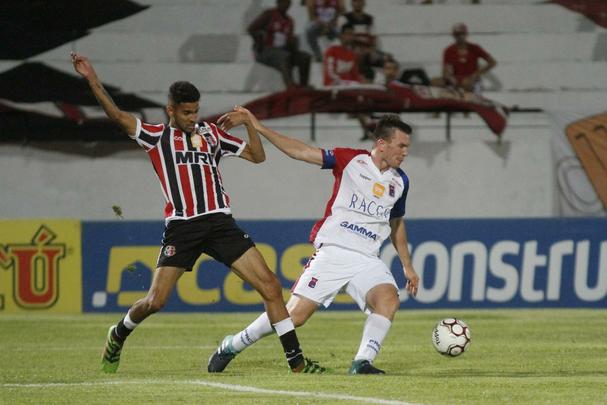 Rebaixado  Serie C na rodada anterior, o Santa Cruz enfrentou o Paran com o Arruda s moscas na noite desta tera-feira