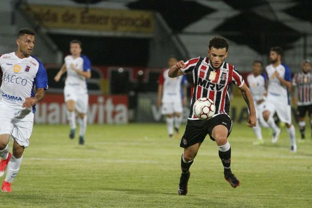 Rebaixado  Serie C na rodada anterior, o Santa Cruz enfrentou o Paran com o Arruda s moscas na noite desta tera-feira