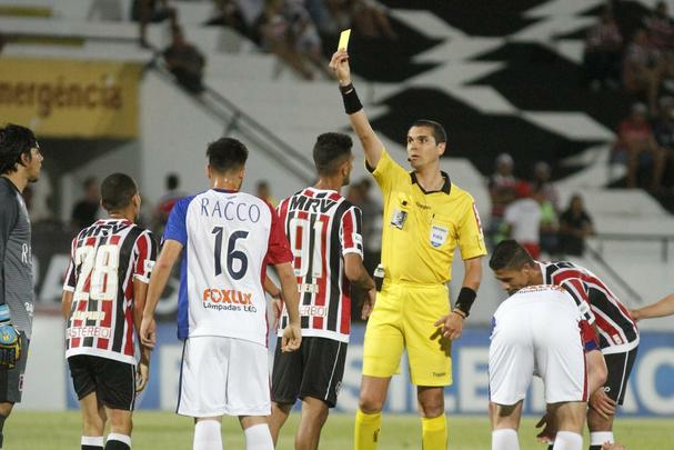 Rebaixado  Serie C na rodada anterior, o Santa Cruz enfrentou o Paran com o Arruda s moscas na noite desta tera-feira