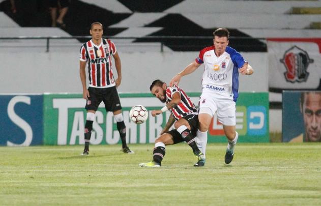 Rebaixado  Serie C na rodada anterior, o Santa Cruz enfrentou o Paran com o Arruda s moscas na noite desta tera-feira