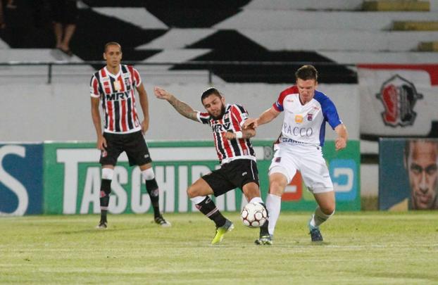 Rebaixado  Serie C na rodada anterior, o Santa Cruz enfrentou o Paran com o Arruda s moscas na noite desta tera-feira