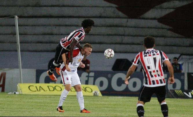 Rebaixado  Serie C na rodada anterior, o Santa Cruz enfrentou o Paran com o Arruda s moscas na noite desta tera-feira