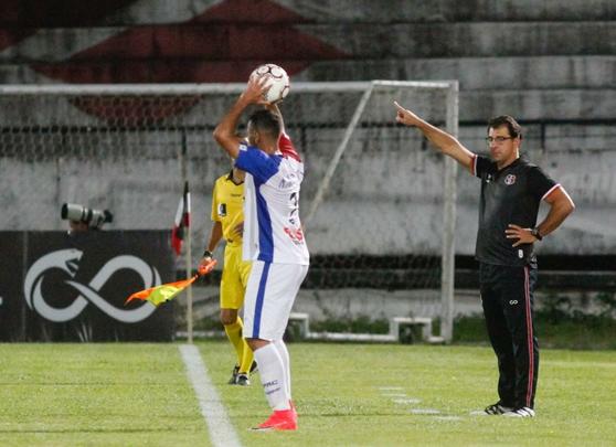 Rebaixado  Serie C na rodada anterior, o Santa Cruz enfrentou o Paran com o Arruda s moscas na noite desta tera-feira