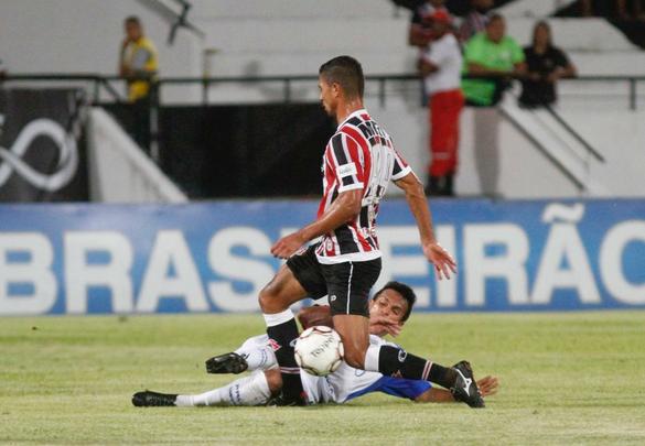 Rebaixado  Serie C na rodada anterior, o Santa Cruz enfrentou o Paran com o Arruda s moscas na noite desta tera-feira