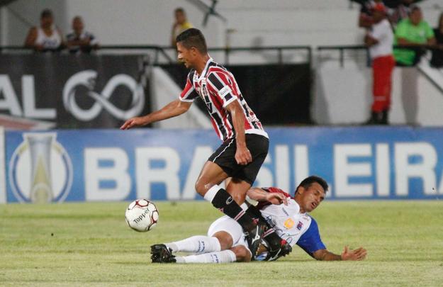 Rebaixado  Serie C na rodada anterior, o Santa Cruz enfrentou o Paran com o Arruda s moscas na noite desta tera-feira