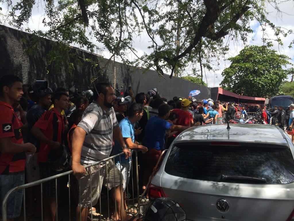 A fila para a compra dos ltimos ingressos para Sport x Corinthians chegou a reter o trnsito na Abdias de Carvalho. O Batalho de Choque foi acionado para ajudar a organizar a fila e chegou a utilizar spray de pimenta na direo dos torcedores como recurso.