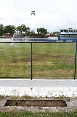 Na rea dos visitantes, a parte prxima do alambrado tem um buraco que pe em risco a segurana dos torcedores.