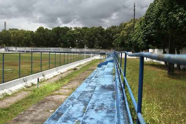 Na rea dos visitantes, a parte prxima do alambrado tem um buraco que pe em risco a segurana dos torcedores.