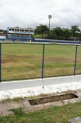Na rea dos visitantes, a parte prxima do alambrado tem um buraco que pe em risco a segurana dos torcedores.