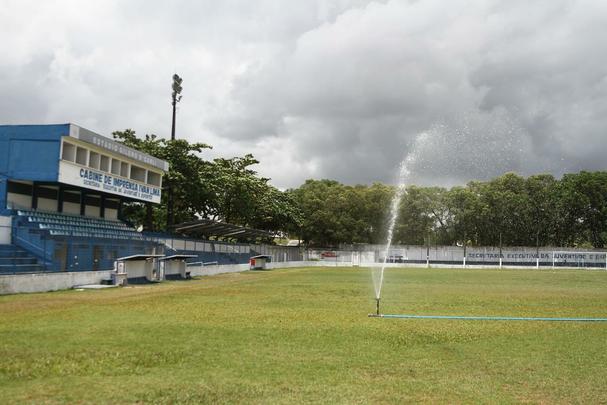 Apontado como 'imprestvel' pelo prefeito do Cabo, o gramado ficar a cargo do Nutico realizar reparos para os jogos.