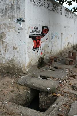 As placas de concreto responsveis pela cobertura das galerias de escoamento de gua apresentam muitas falhas ao redor do estdio, inclusive, em frente  bilheteria do estdio.