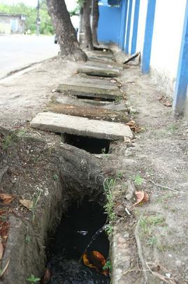 As placas de concreto responsveis pela cobertura das galerias de escoamento de gua apresentam muitas falhas ao redor do estdio, inclusive, em frente  bilheteria do estdio.