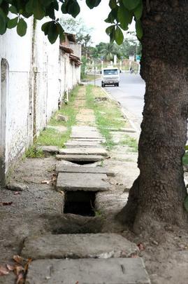 As placas de concreto responsveis pela cobertura das galerias de escoamento de gua apresentam muitas falhas ao redor do estdio, inclusive, em frente  bilheteria do estdio.