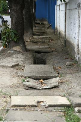 As placas de concreto responsveis pela cobertura das galerias de escoamento de gua apresentam muitas falhas ao redor do estdio, inclusive, em frente  bilheteria do estdio.