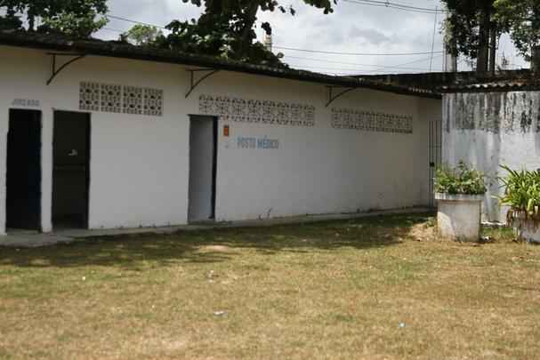 O posto mdico, ao lado das bilheterias, tem rachaduras nas paredes e no piso, alm de problemas com cupins nas madeiras de sustentao do telhado. Pontos que deveriam ser resolvidos, de acordo com o laudo tcnico de engenharia emitido em agosto de 2016.