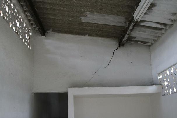 O posto mdico, ao lado das bilheterias, tem rachaduras nas paredes e no piso, alm de problemas com cupins nas madeiras de sustentao do telhado. Pontos que deveriam ser resolvidos, de acordo com o laudo tcnico de engenharia emitido em agosto de 2016.