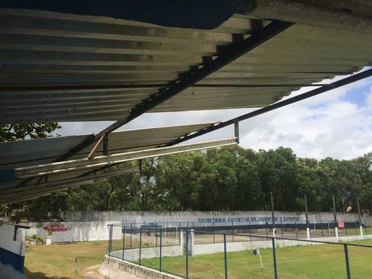 As cadeiras das arquibancadas apresentam ferragens corrodas e uma parte da cobertura tem um buraco, alm de telhas soltas por conta da ao do vento.