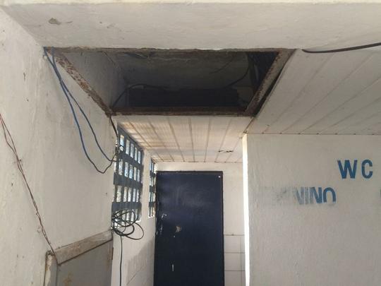 O forro em PVC da cabine de imprensa recebeu reparos de improviso com arames, mas ainda tem reas descobertas.