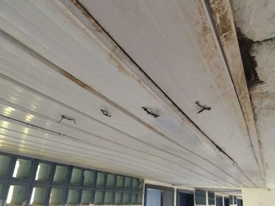 O forro em PVC da cabine de imprensa recebeu reparos de improviso com arames, mas ainda tem reas descobertas.