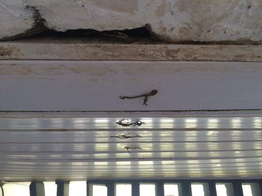 O forro em PVC da cabine de imprensa recebeu reparos de improviso com arames, mas ainda tem reas descobertas.