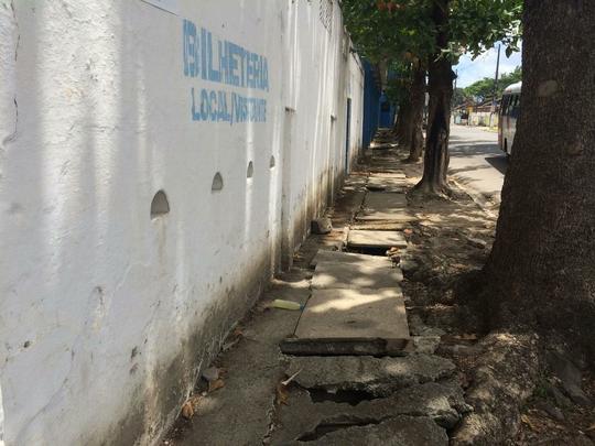 As placas de concreto responsveis pela cobertura das galerias de escoamento de gua apresentam muitas falhas ao redor do estdio, inclusive, em frente  bilheteria do estdio.