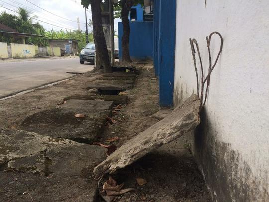 As placas de concreto responsveis pela cobertura das galerias de escoamento de gua apresentam muitas falhas ao redor do estdio, inclusive, em frente  bilheteria do estdio.