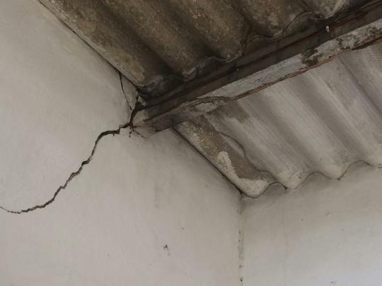 O posto mdico, ao lado das bilheterias, tem rachaduras nas paredes e no piso, alm de problemas com cupins nas madeiras de sustentao do telhado. Pontos que deveriam ser resolvidos, de acordo com o laudo tcnico de engenharia emitido em agosto de 2016.