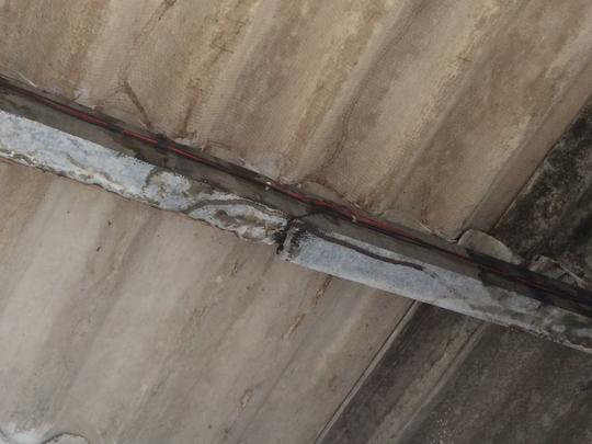 O posto mdico, ao lado das bilheterias, tem rachaduras nas paredes e no piso, alm de problemas com cupins nas madeiras de sustentao do telhado. Pontos que deveriam ser resolvidos, de acordo com o laudo tcnico de engenharia emitido em agosto de 2016.