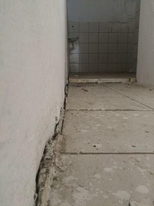 O posto mdico, ao lado das bilheterias, tem rachaduras nas paredes e no piso, alm de problemas com cupins nas madeiras de sustentao do telhado. Pontos que deveriam ser resolvidos, de acordo com o laudo tcnico de engenharia emitido em agosto de 2016.