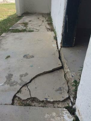 O posto mdico, ao lado das bilheterias, tem rachaduras nas paredes e no piso, alm de problemas com cupins nas madeiras de sustentao do telhado. Pontos que deveriam ser resolvidos, de acordo com o laudo tcnico de engenharia emitido em agosto de 2016.