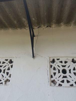 O posto mdico, ao lado das bilheterias, tem rachaduras nas paredes e no piso, alm de problemas com cupins nas madeiras de sustentao do telhado. Pontos que deveriam ser resolvidos, de acordo com o laudo tcnico de engenharia emitido em agosto de 2016.