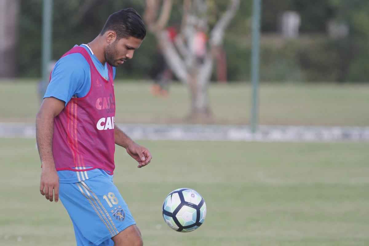 O zagueiro colombiano Henriquez tem contrato com o Leo at o final de 2018