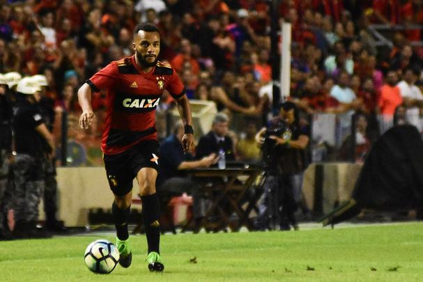 Reserva do Leo na reta final da Srie A, o lateral-direito Samuel Xavier tem contrato com o Sport at dezembro de 2019
