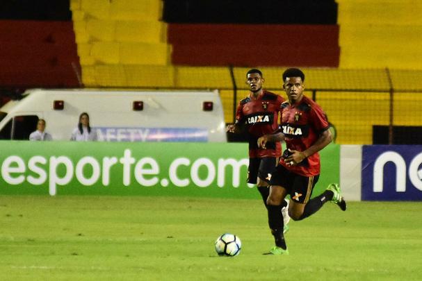 Com contrato renovado em 2017, o volante Rithely tem vnculo com o Sport at fevereiro de 2022