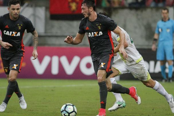 Titular do Sport na reta final da Série A, o lateral-esquerdo Sander tem contrato com o clube até maio de 2018