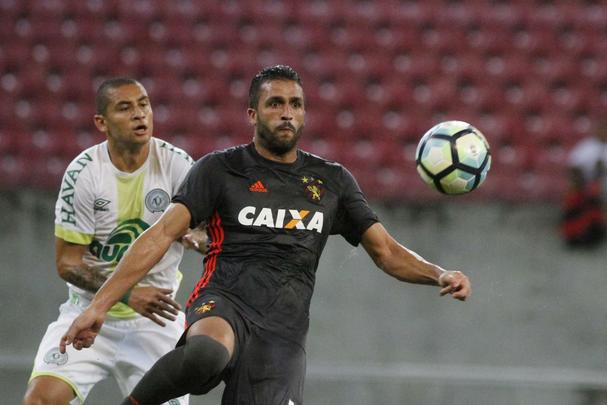 Após oscilar na temporada 2017, o zagueiro Ronaldo Alves terá a chance de voltar a mostrar bom futebol em 2018, quando tem contrato com o Leão até o final do ano